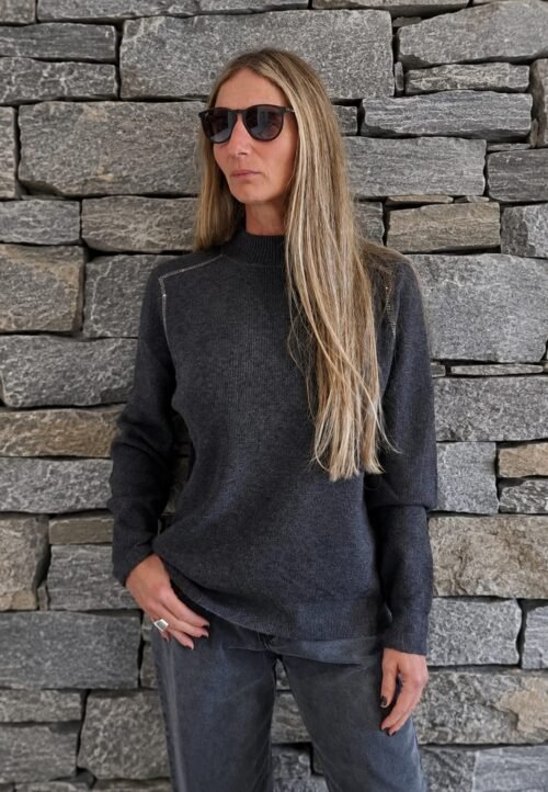 Sweater Linea Plateada en Hombros Gris Topo